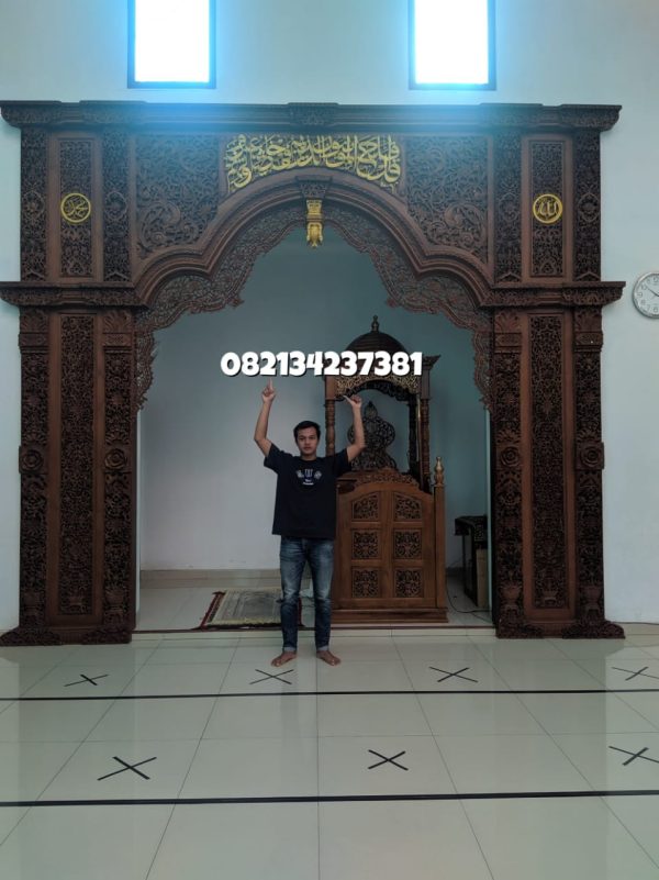 Mihrab-Masjid-Megah-Ornamen-Full Ukiran-3-dimensi