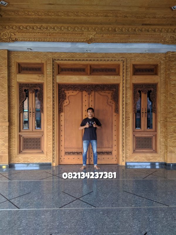 Pintu-jati-model-terbaru-dgn-ukiran-ter-megah-model-cirebonan