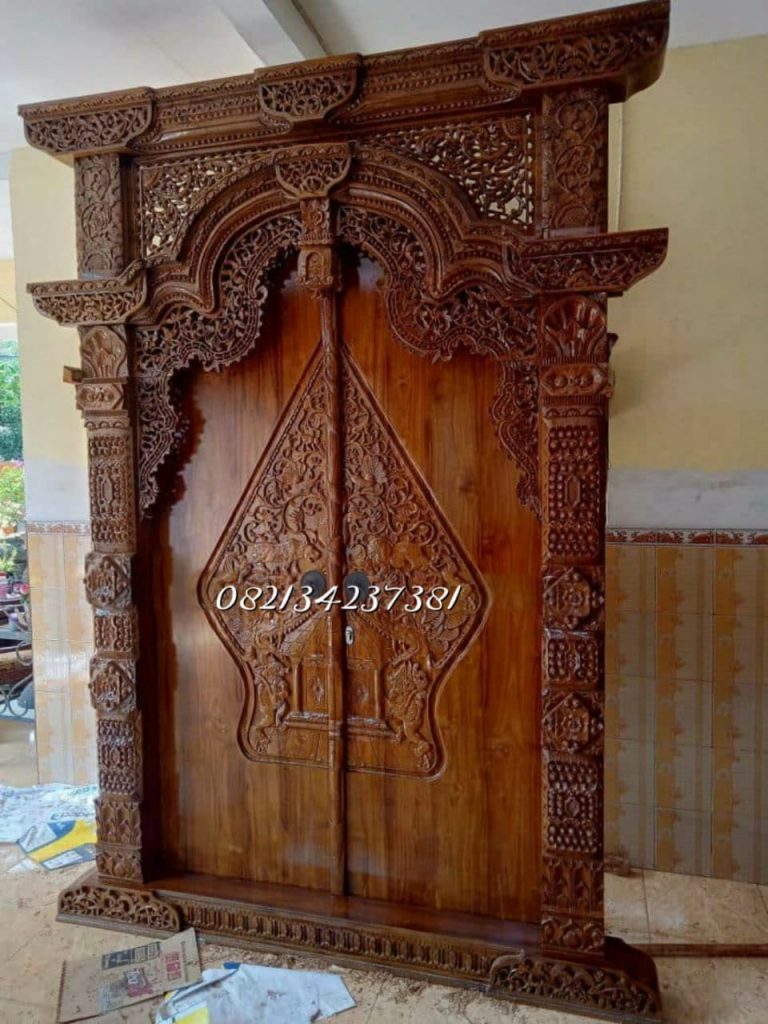Gapura Keler Gunungan Wayang